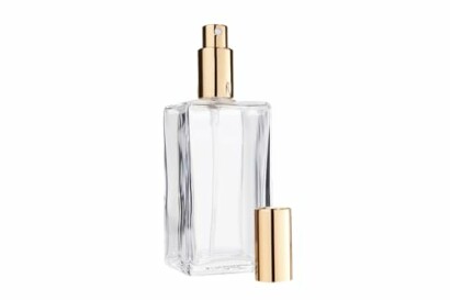 Bouteille de parfum en verre transparent avec bouchon doré.