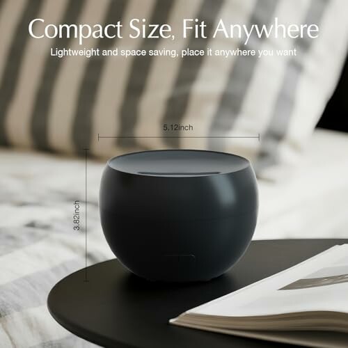 Humidificateur compact sur une table avec livre.