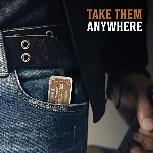 Homme avec des médiators de guitare dans la poche.