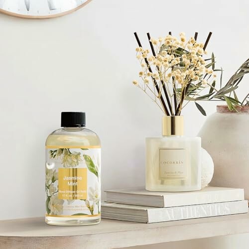 Diffuseur de menthe au jasmin et décoration florale sur une table.