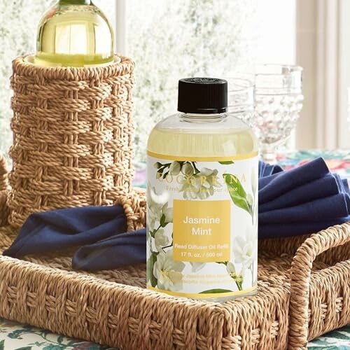 Diffuseur de roseau parfumé au jasmin et à la menthe sur un plateau en osier.