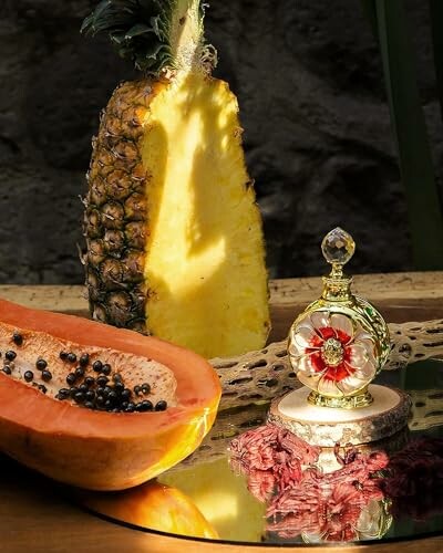 Ananas, papaye et flacon de parfum sur une table.