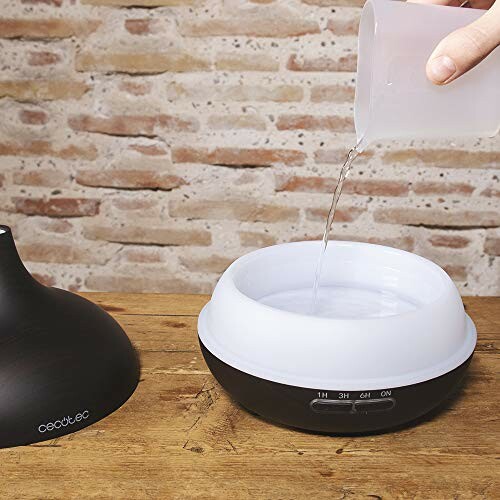 Remplissage d'un humidificateur avec de l'eau.