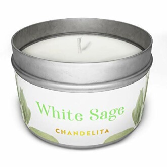 Bougie parfumée à la sauge blanche dans un pot en métal.