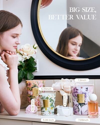 Femme regardant son reflet avec des bougies sur une coiffeuse